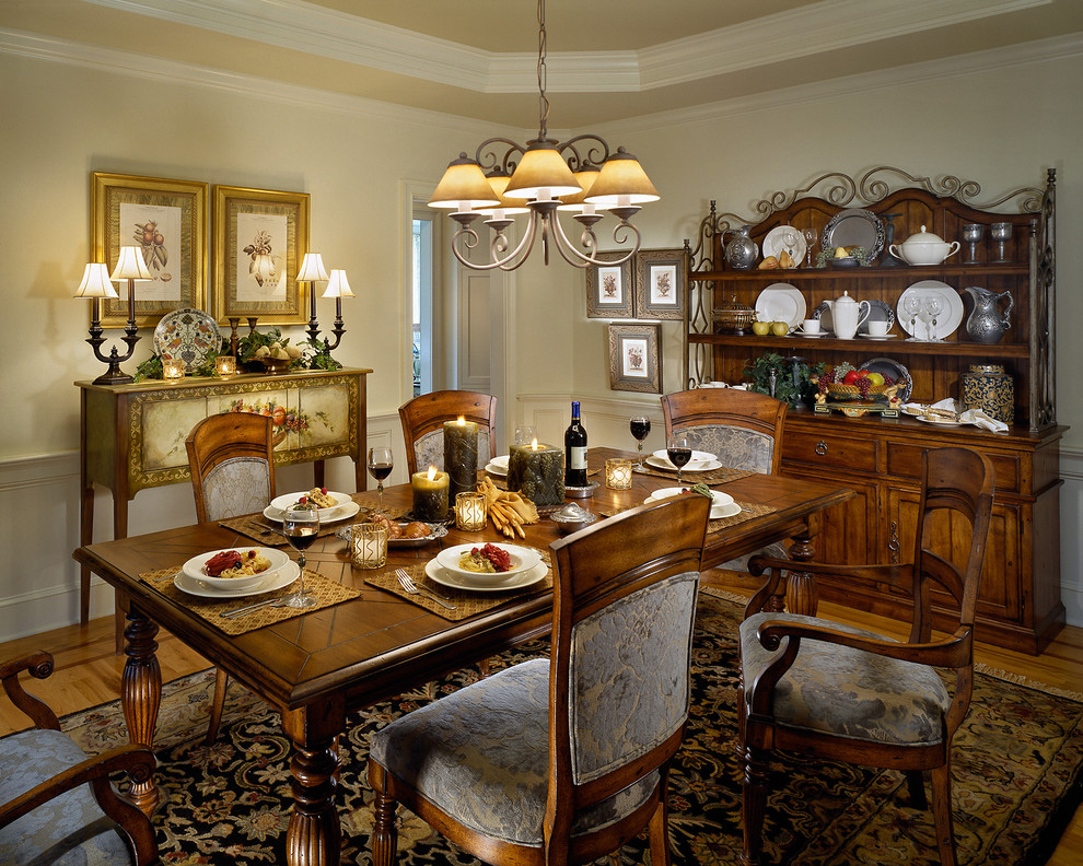 Esempio di una sala da pranzo chic con pareti beige e pavimento in legno massello medio