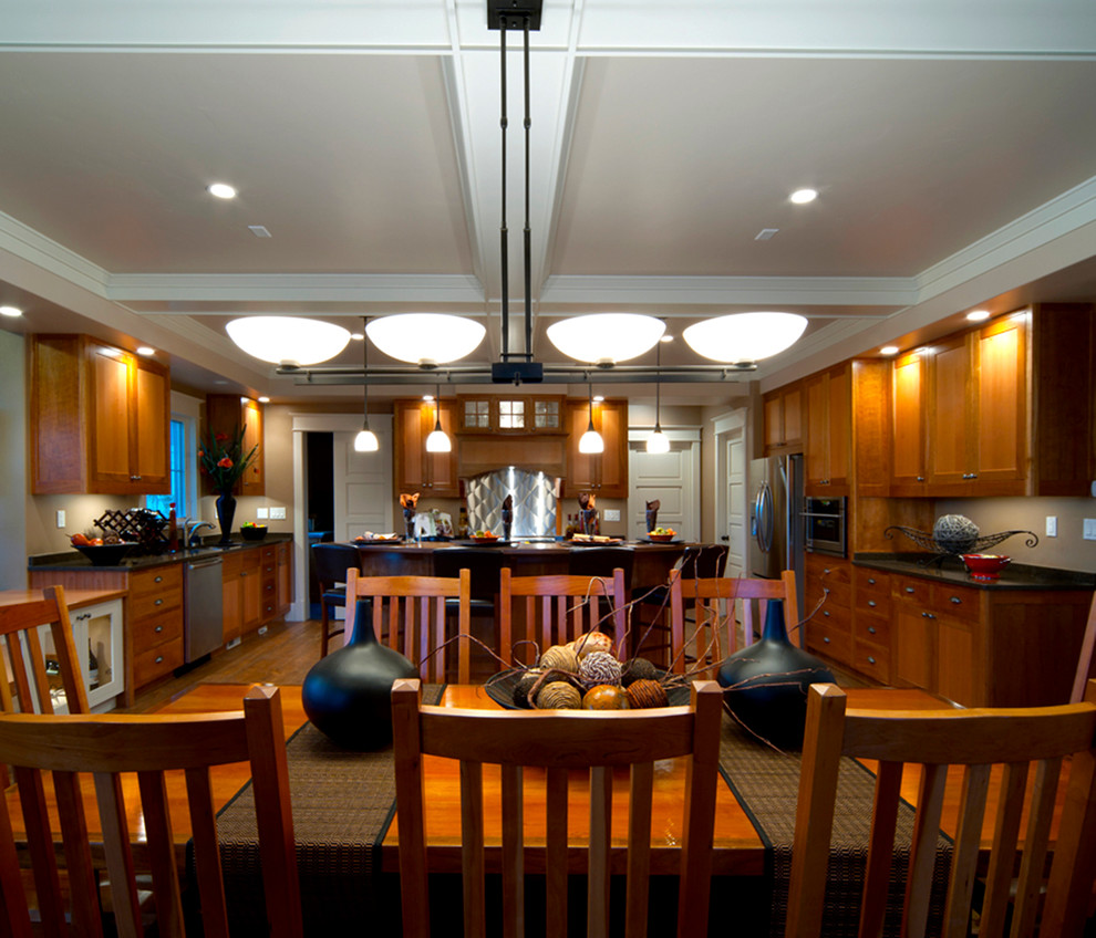 Mittelgroße Rustikale Wohnküche mit beiger Wandfarbe und braunem Holzboden in Sonstige