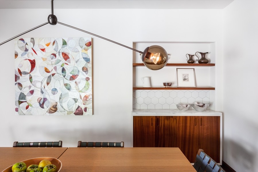 Immagine di una sala da pranzo mediterranea chiusa e di medie dimensioni con pareti bianche e pavimento in legno massello medio