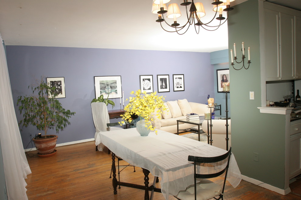 Exemple d'une salle à manger ouverte sur le salon chic de taille moyenne avec un mur multicolore, un sol en bois brun, aucune cheminée et un sol marron.