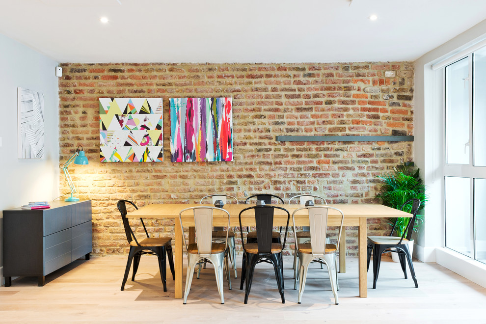 Foto di una sala da pranzo minimal di medie dimensioni con nessun camino, pareti grigie, pavimento in laminato e pavimento beige