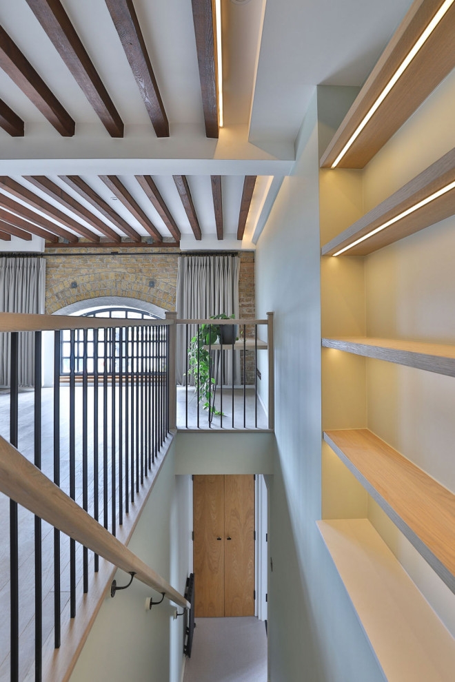 Пример оригинального дизайна: кухня-столовая среднего размера в стиле модернизм с зелеными стенами, светлым паркетным полом, серым полом, балками на потолке и кирпичными стенами без камина