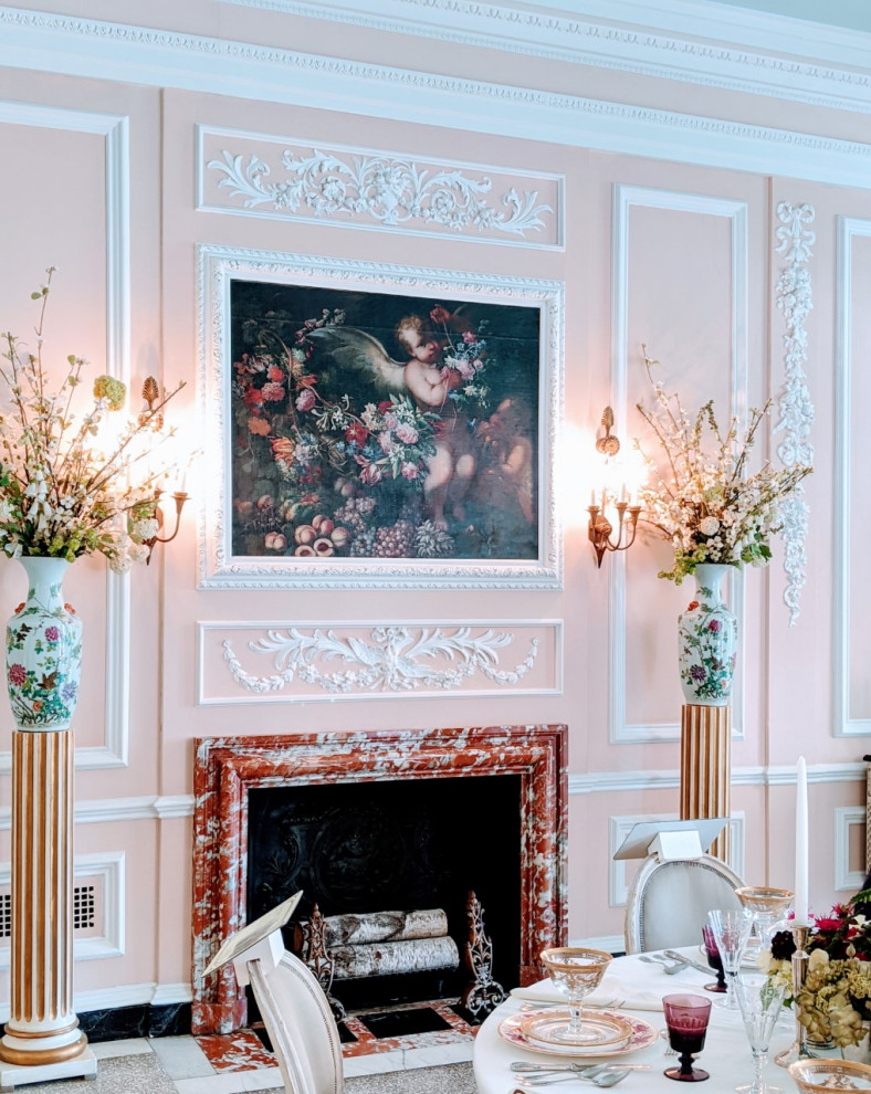 Пример оригинального дизайна: большая гостиная комната в викторианском стиле с розовыми стенами, мраморным полом, стандартным камином, фасадом камина из камня, белым полом и потолком с обоями