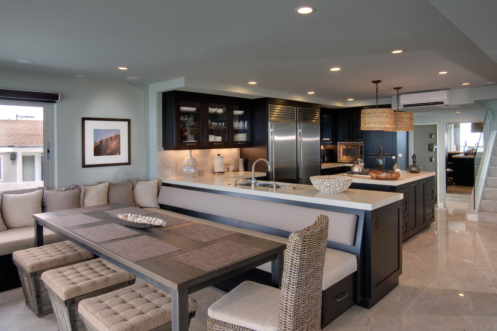 Mittelgroße Wohnküche ohne Kamin mit grauer Wandfarbe, Porzellan-Bodenfliesen und beigem Boden in San Diego