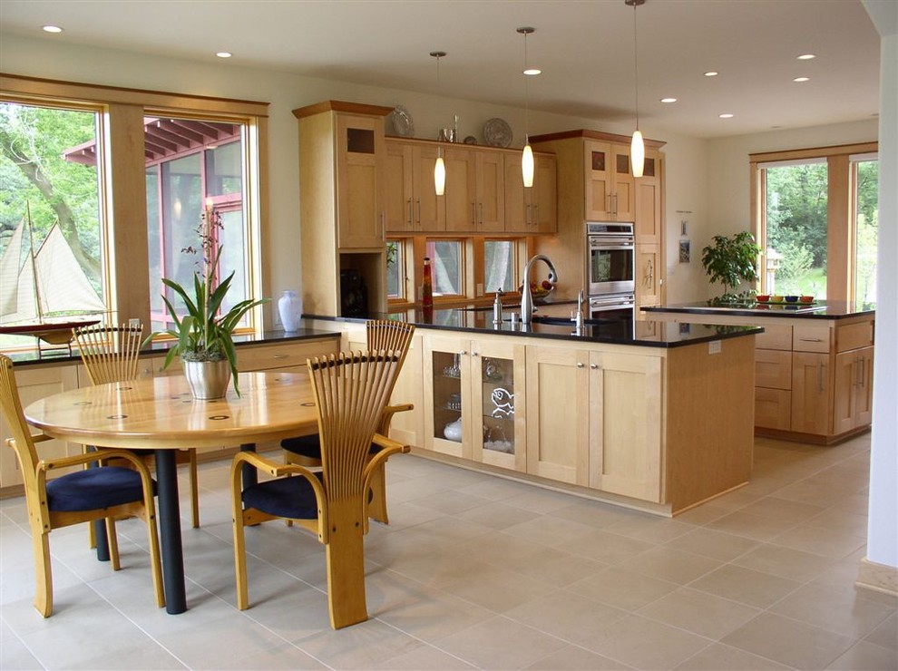 Cette photo montre une salle à manger ouverte sur la cuisine tendance avec un mur blanc et un sol beige.