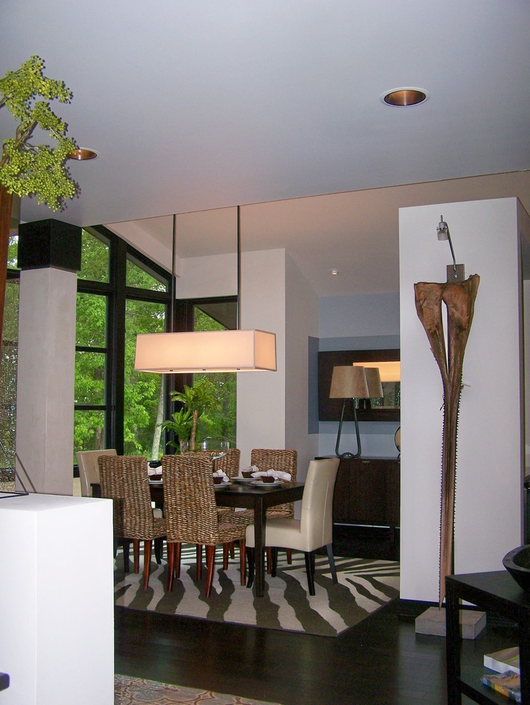 Пример оригинального дизайна: огромная гостиная-столовая в стиле фьюжн с белыми стенами, черным полом и полом из бамбука
