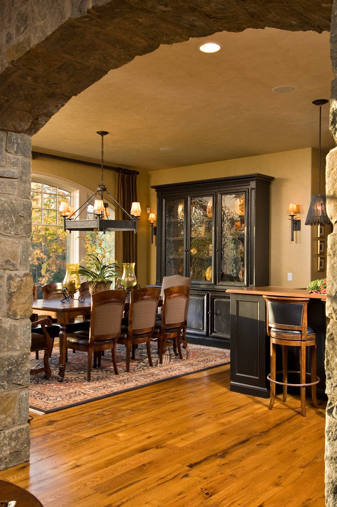 Diseño de comedor clásico con paredes beige y suelo de madera en tonos medios