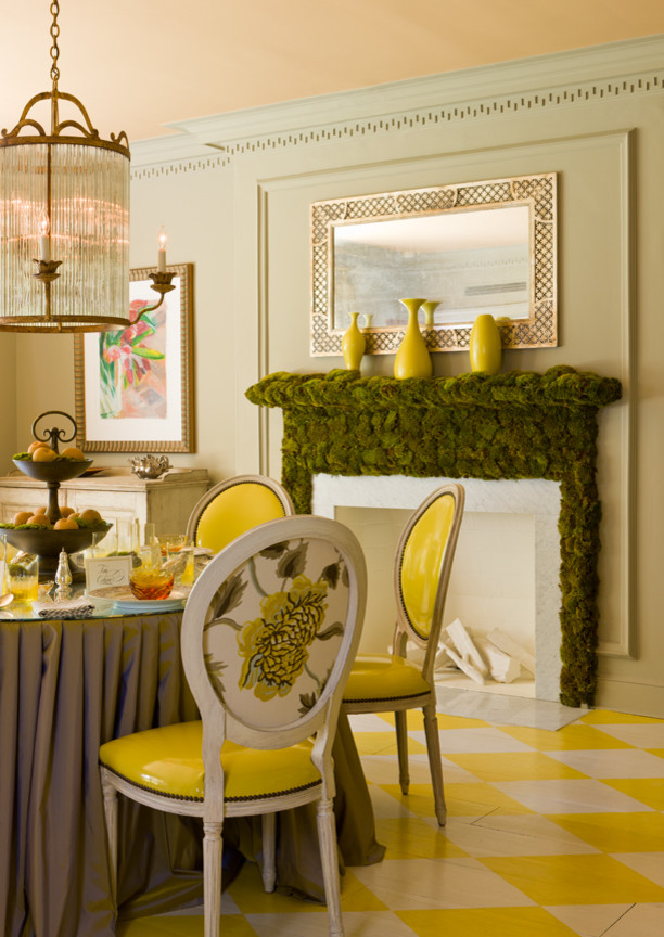 Réalisation d'une salle à manger ouverte sur le salon design de taille moyenne avec un mur beige, parquet peint et une cheminée standard.