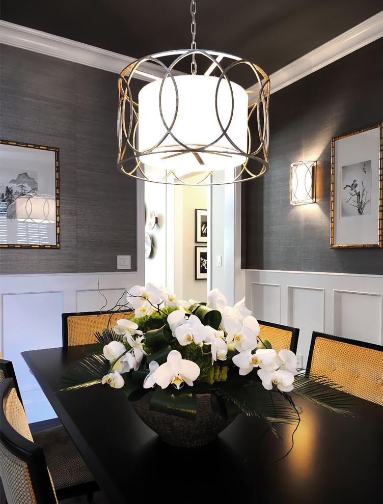 Идея дизайна: отдельная столовая в стиле неоклассика (современная классика) с серыми стенами
