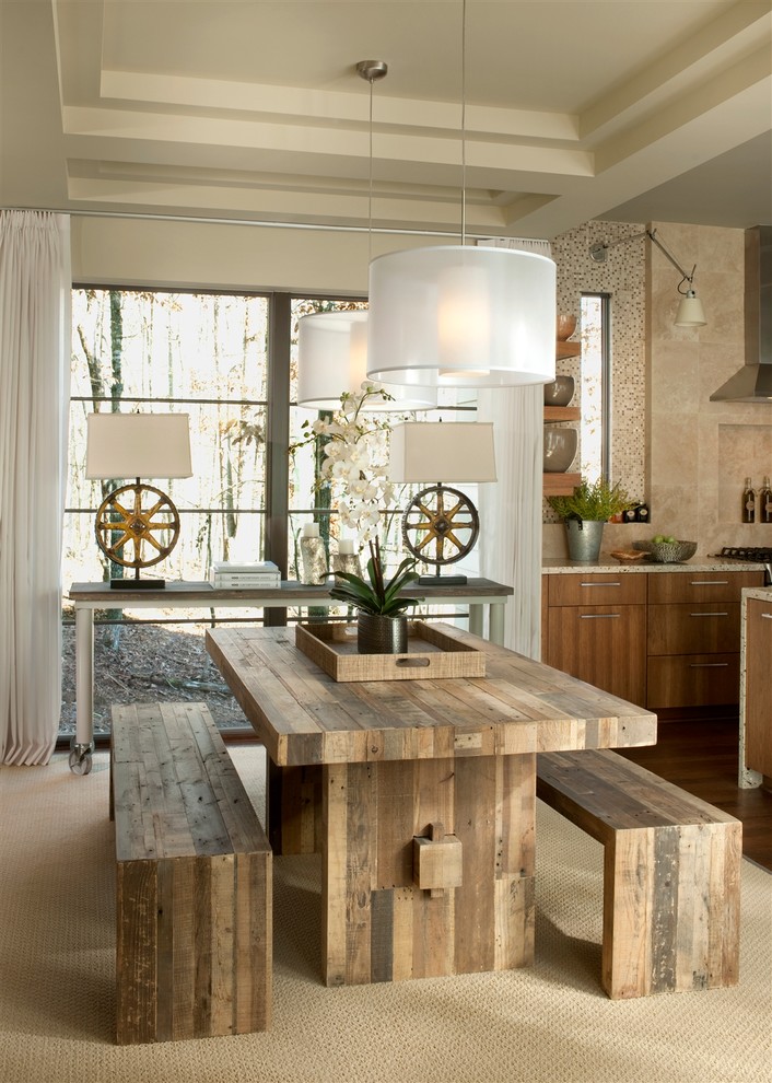 Immagine di una sala da pranzo aperta verso la cucina chic di medie dimensioni con moquette, pareti con effetto metallico, nessun camino e pavimento beige