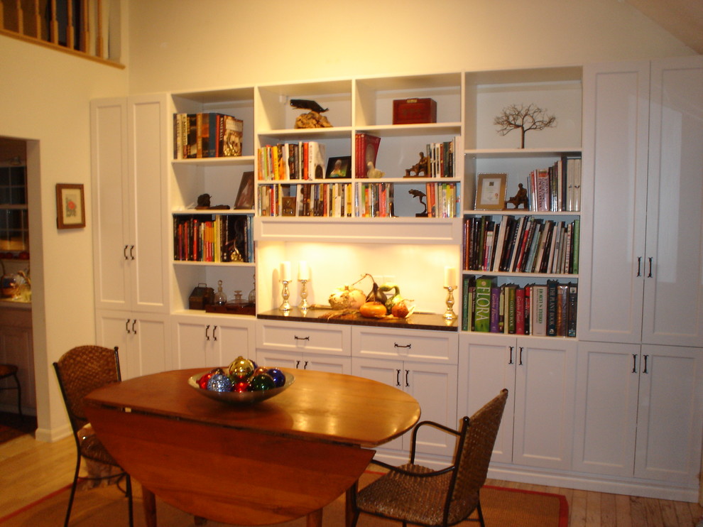 На фото: кухня-столовая среднего размера в классическом стиле с белыми стенами и паркетным полом среднего тона без камина