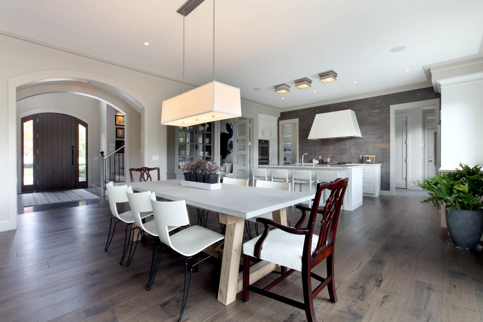 Diseño de comedor de cocina clásico renovado grande con paredes grises y suelo de madera en tonos medios