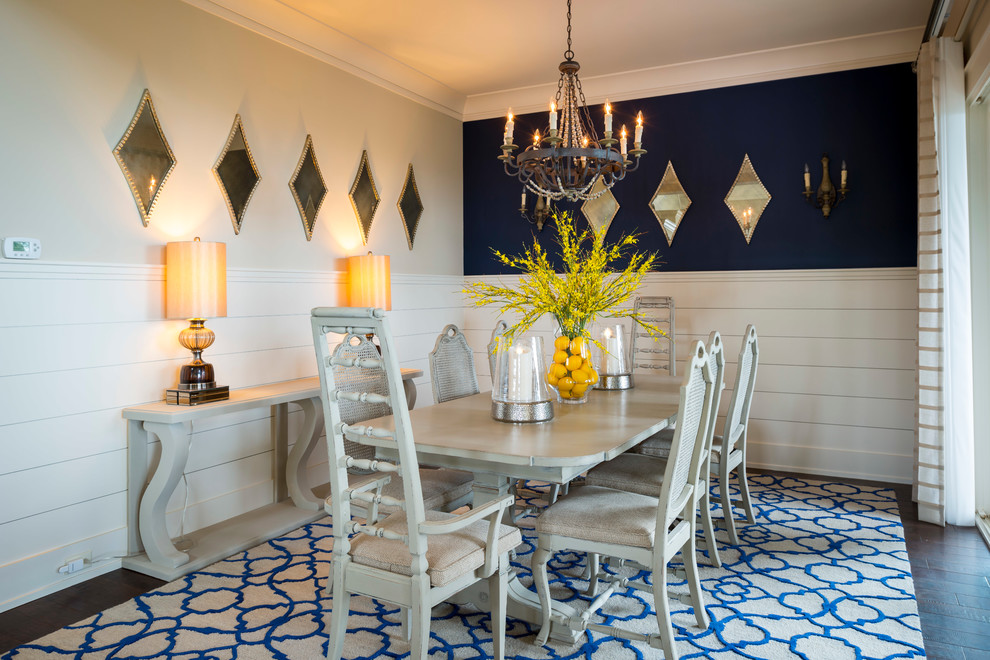 Aménagement d'une salle à manger ouverte sur le salon craftsman de taille moyenne avec un mur bleu et parquet foncé.
