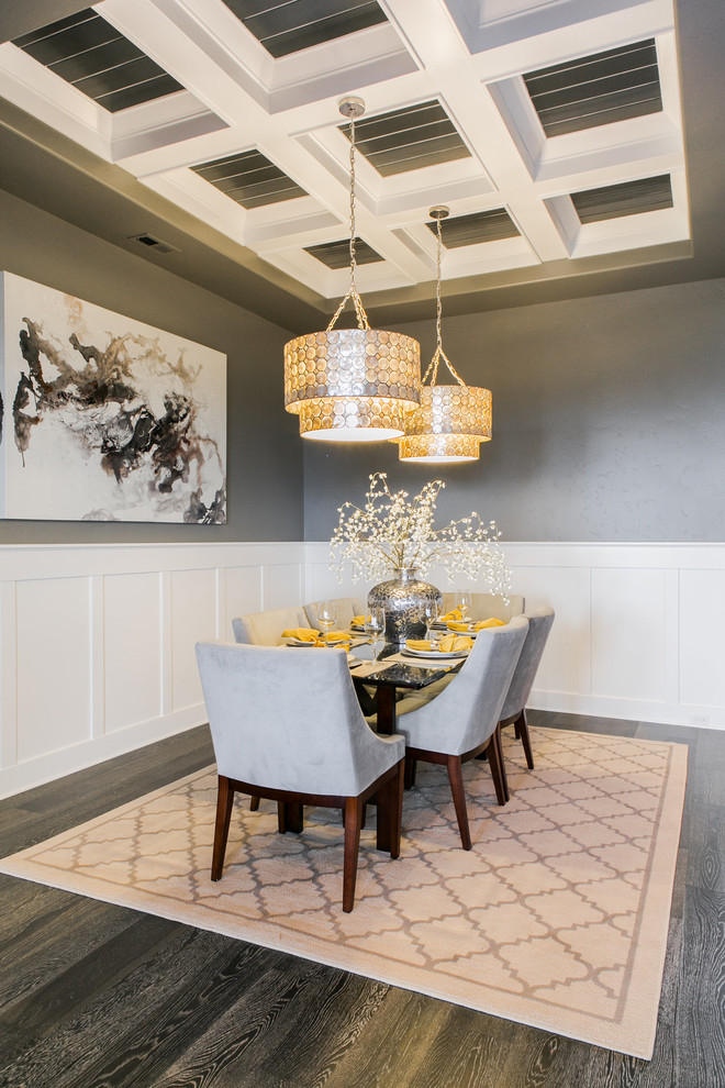 Idée de décoration pour une salle à manger tradition avec un mur gris et parquet foncé.
