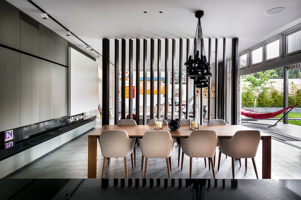 Aménagement d'une salle à manger moderne avec un mur blanc, une cheminée ribbon et éclairage.
