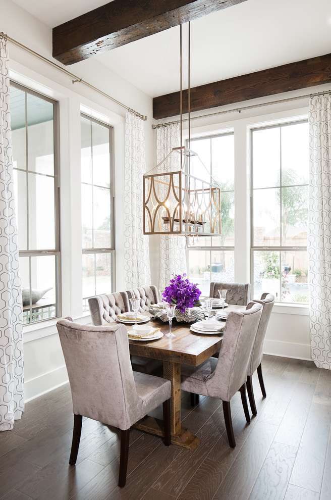 Inspiration pour une salle à manger traditionnelle de taille moyenne avec un mur blanc et un sol en bois brun.