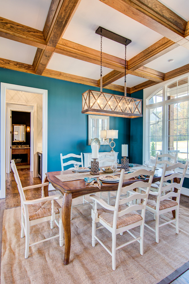 Foto di un'ampia sala da pranzo classica con pareti blu e pavimento in legno massello medio