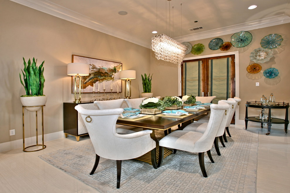 Immagine di una grande sala da pranzo chic chiusa con pareti beige e pavimento in gres porcellanato