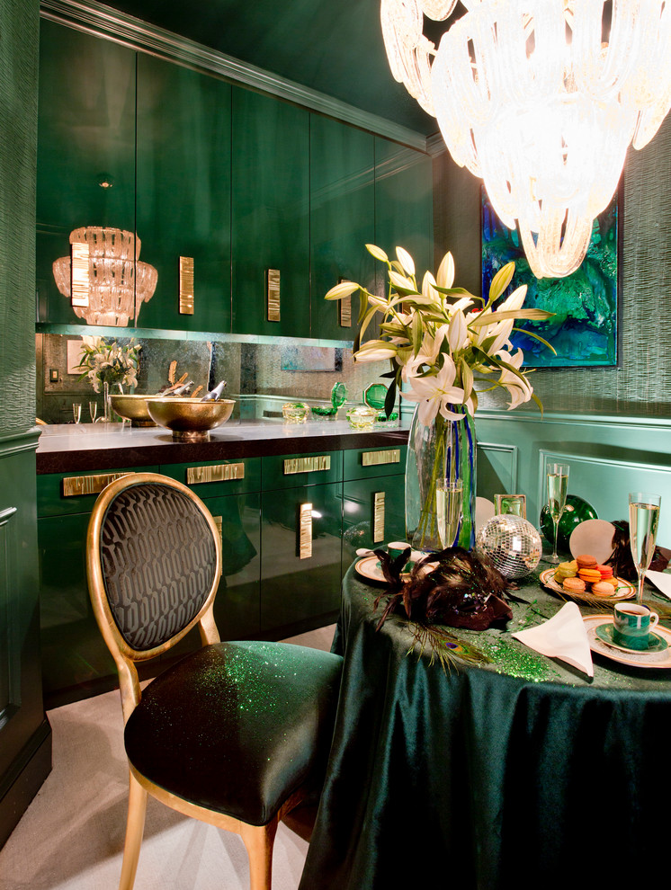 Свежая идея для дизайна: столовая в стиле фьюжн с зелеными стенами без камина - отличное фото интерьера