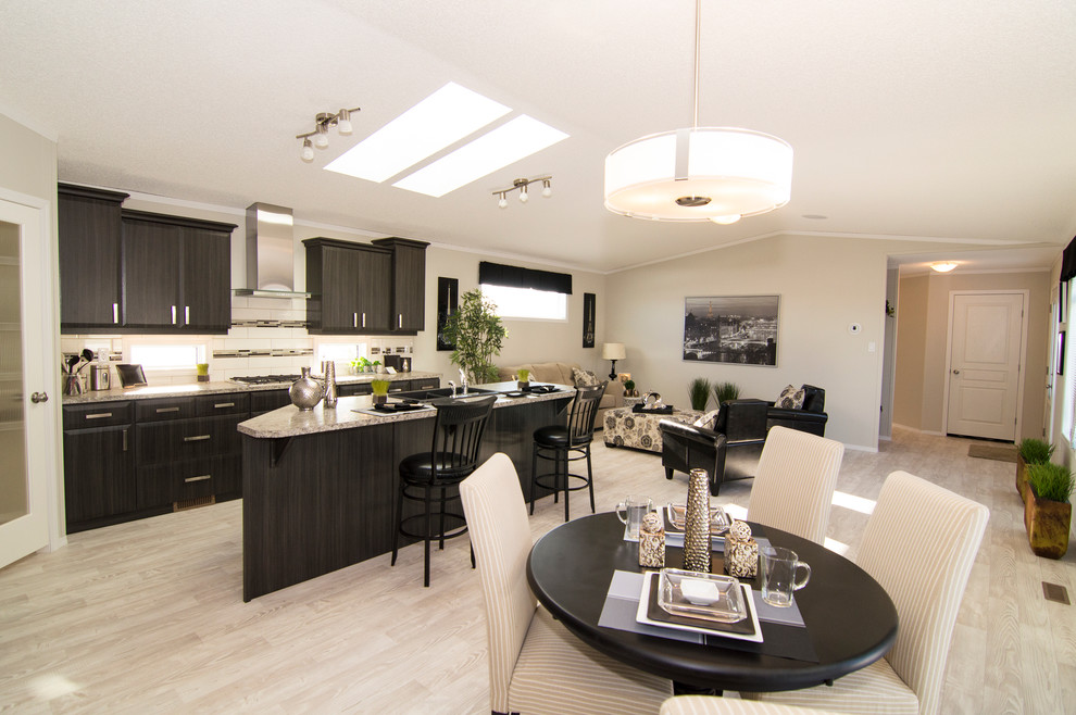 Immagine di una sala da pranzo aperta verso la cucina minimalista di medie dimensioni con pareti bianche e pavimento in linoleum