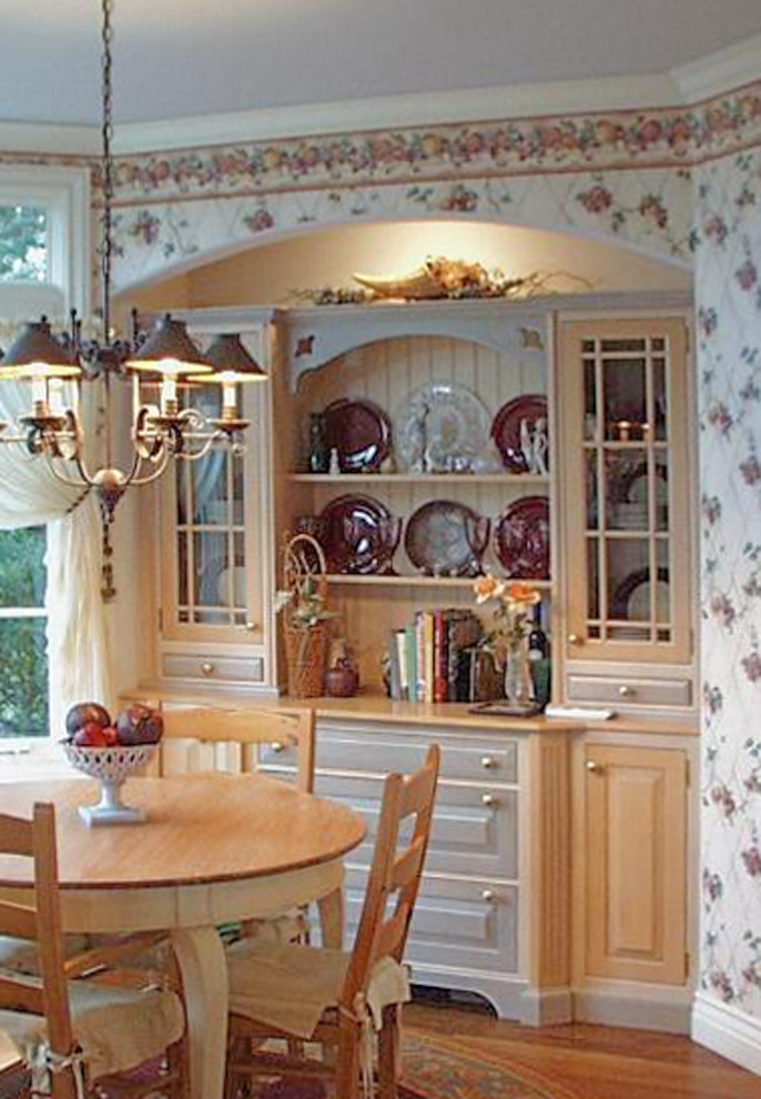 Kleine Klassische Wohnküche mit bunten Wänden und braunem Holzboden in San Luis Obispo