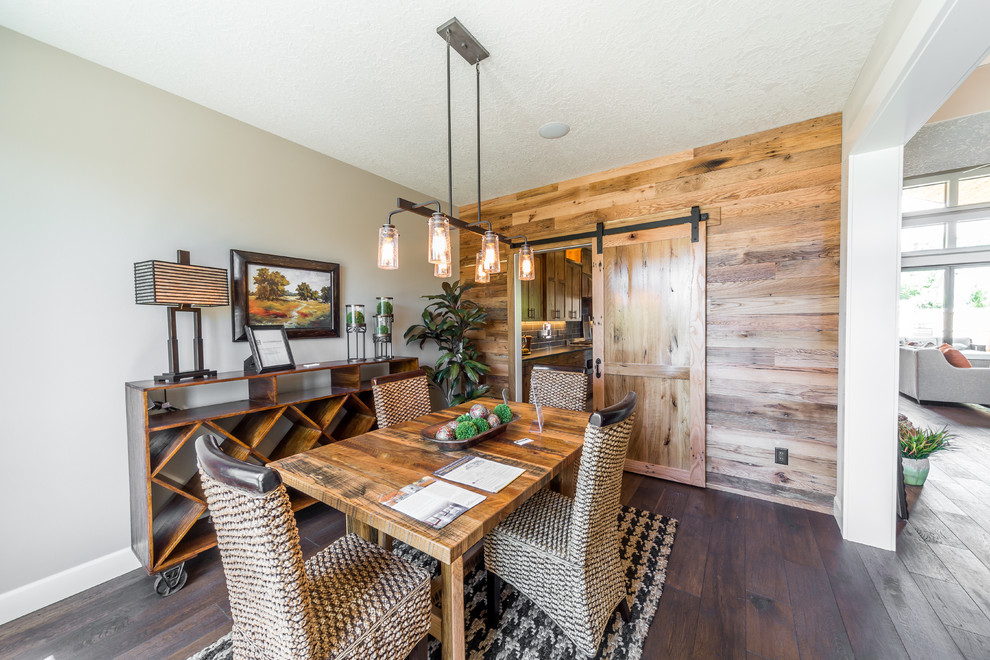 Aménagement d'une salle à manger ouverte sur la cuisine montagne de taille moyenne avec un mur beige, un sol en bois brun et aucune cheminée.