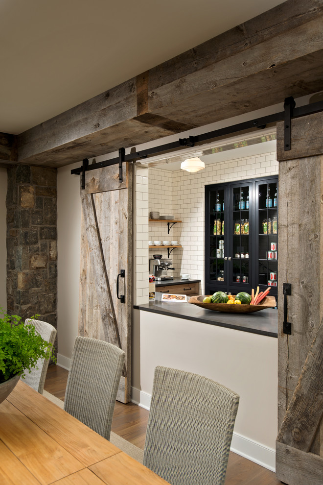 Diseño de comedor de cocina clásico renovado con paredes beige y suelo de madera clara