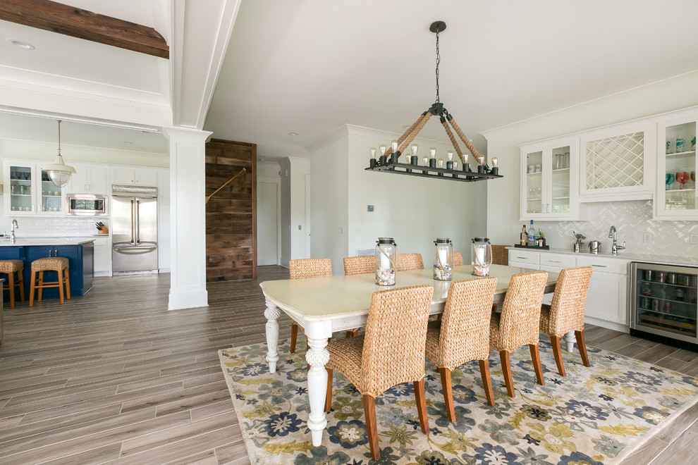 Idee per una sala da pranzo aperta verso il soggiorno con pareti bianche e pavimento con piastrelle in ceramica