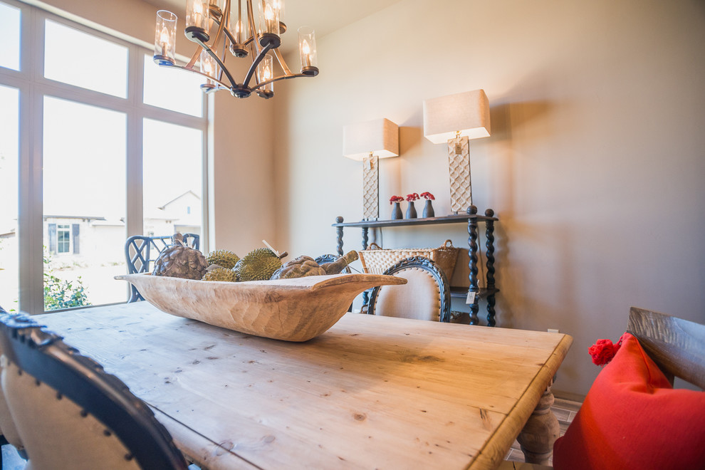 Esempio di una sala da pranzo aperta verso la cucina classica di medie dimensioni con pareti beige e parquet chiaro