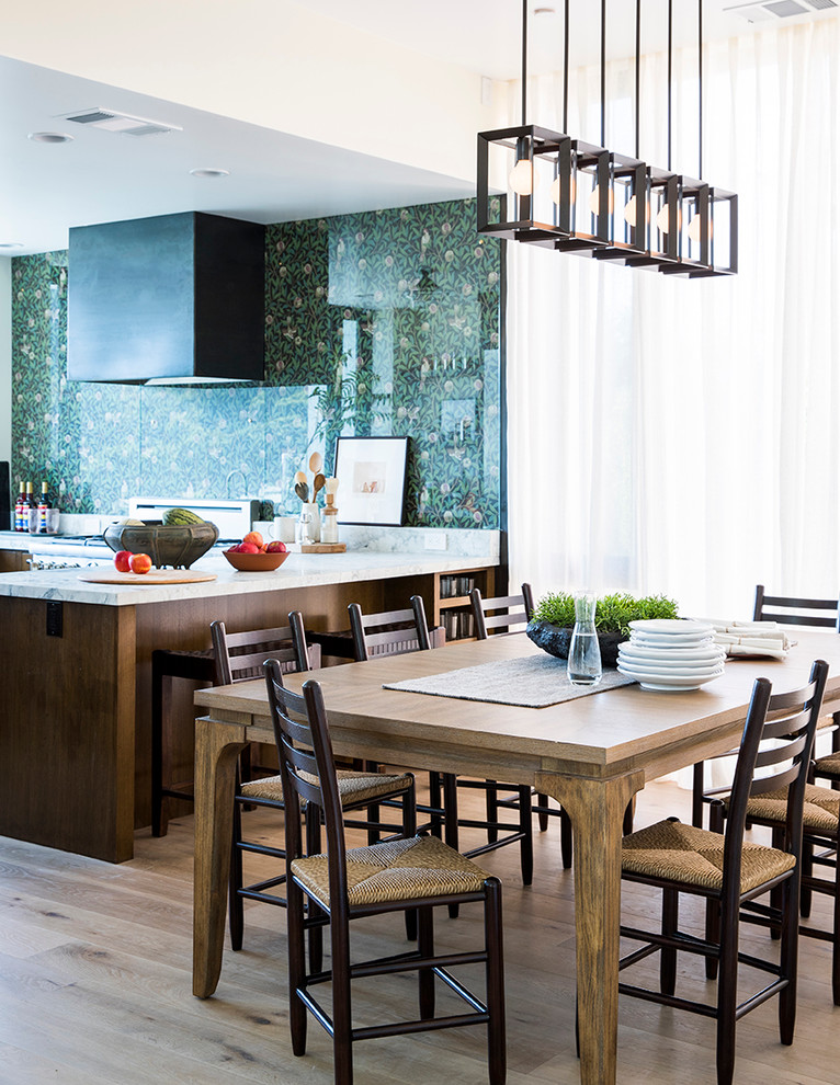 Mittelgroße Moderne Wohnküche mit hellem Holzboden in San Francisco