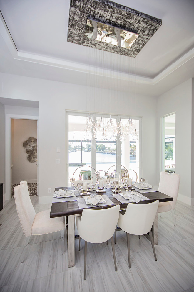 Esempio di una grande sala da pranzo aperta verso la cucina moderna con pareti bianche e pavimento in marmo