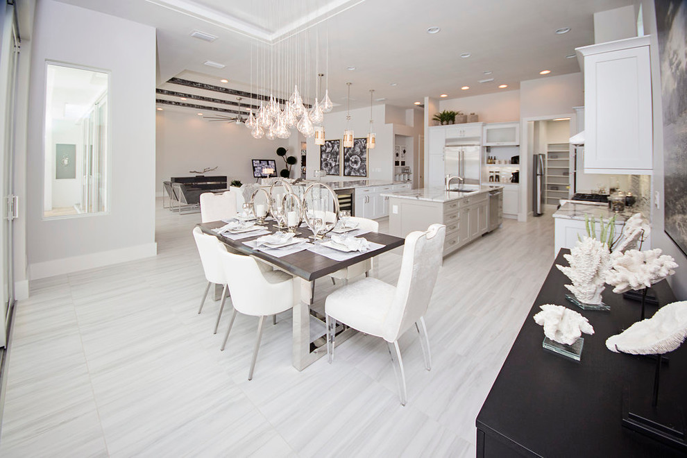 Idee per una grande sala da pranzo aperta verso la cucina moderna con pareti bianche e pavimento in marmo