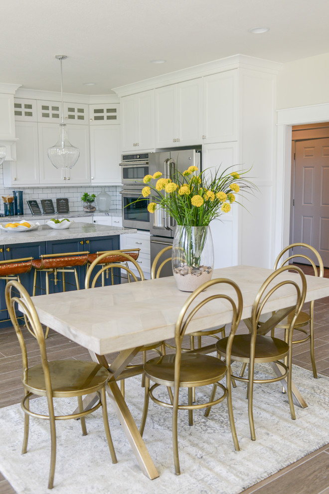 Стильный дизайн: кухня-столовая в стиле неоклассика (современная классика) с белыми стенами и светлым паркетным полом - последний тренд