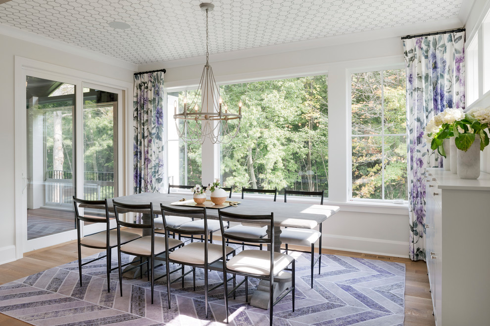 Idee per una sala da pranzo aperta verso la cucina tradizionale di medie dimensioni con pareti bianche, pavimento in legno massello medio, nessun camino e pavimento marrone