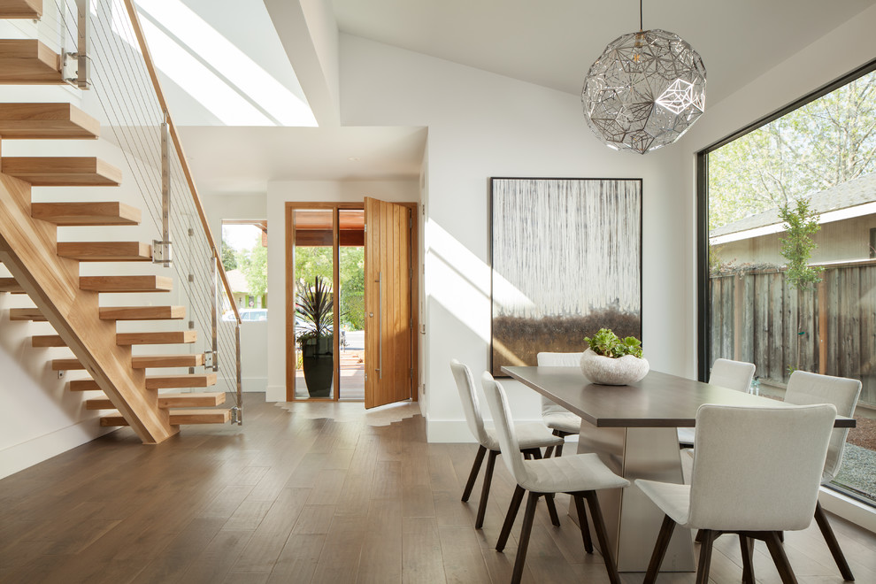 Idee per una sala da pranzo aperta verso il soggiorno minimalista con pareti bianche, pavimento con piastrelle in ceramica e pavimento beige