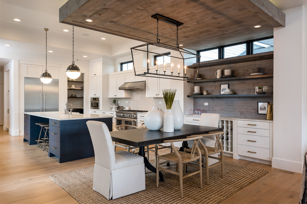 Landhaus Wohnküche mit hellem Holzboden und beigem Boden in Boise