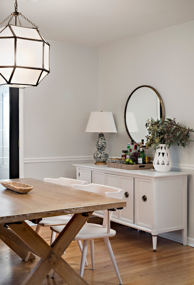 Стильный дизайн: столовая в стиле неоклассика (современная классика) с белыми стенами и светлым паркетным полом - последний тренд