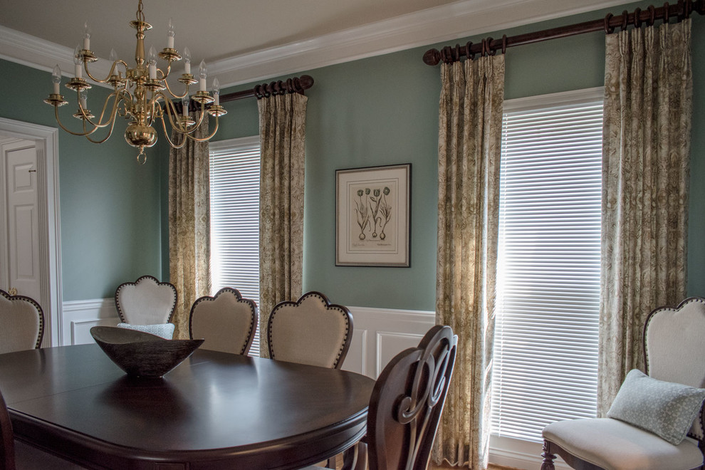 Idee per una sala da pranzo classica chiusa e di medie dimensioni con pareti blu, pavimento in legno massello medio e pavimento marrone