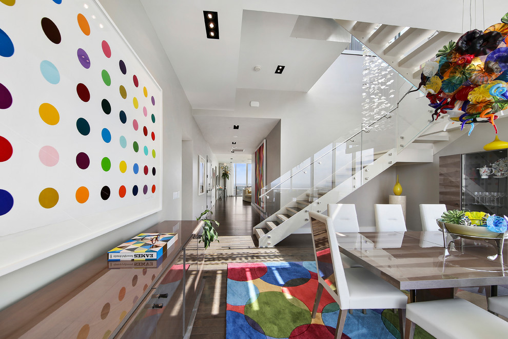 Modernes Esszimmer mit weißer Wandfarbe, dunklem Holzboden und braunem Boden in Austin