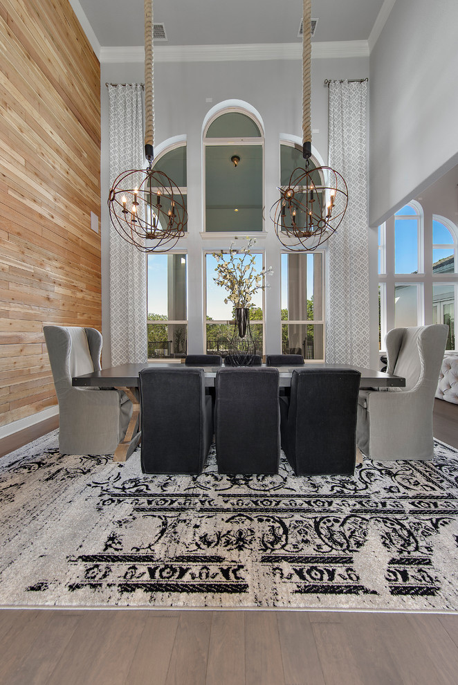 Стильный дизайн: столовая в классическом стиле с серыми стенами, паркетным полом среднего тона и коричневым полом - последний тренд