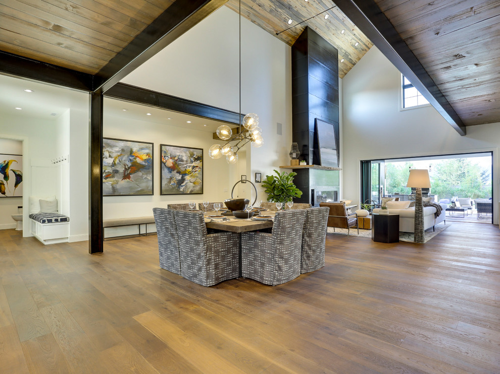 Offenes, Geräumiges Landhaus Esszimmer mit weißer Wandfarbe, braunem Holzboden, Kamin, Kaminumrandung aus Metall und braunem Boden in Portland