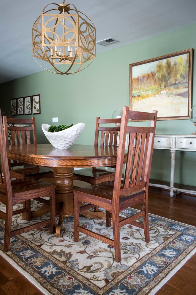 Foto di una sala da pranzo aperta verso la cucina tradizionale di medie dimensioni con pareti verdi e pavimento in legno massello medio