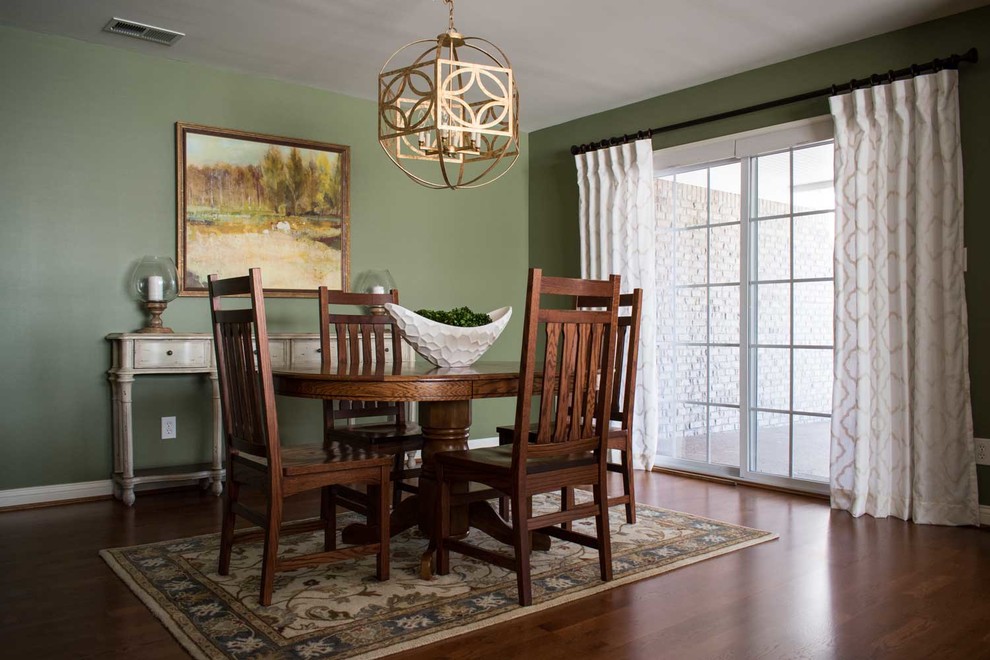 Immagine di una sala da pranzo aperta verso la cucina tradizionale di medie dimensioni con pareti verdi e pavimento in legno massello medio