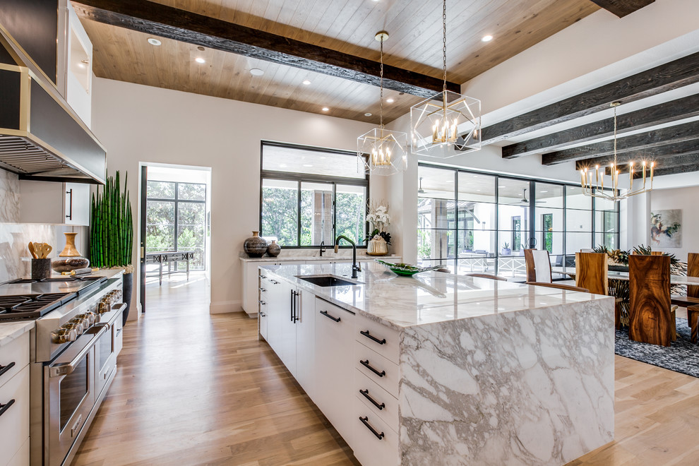 Foto på ett stort medelhavsstil kök och matrum, med ljust trägolv och vitt golv