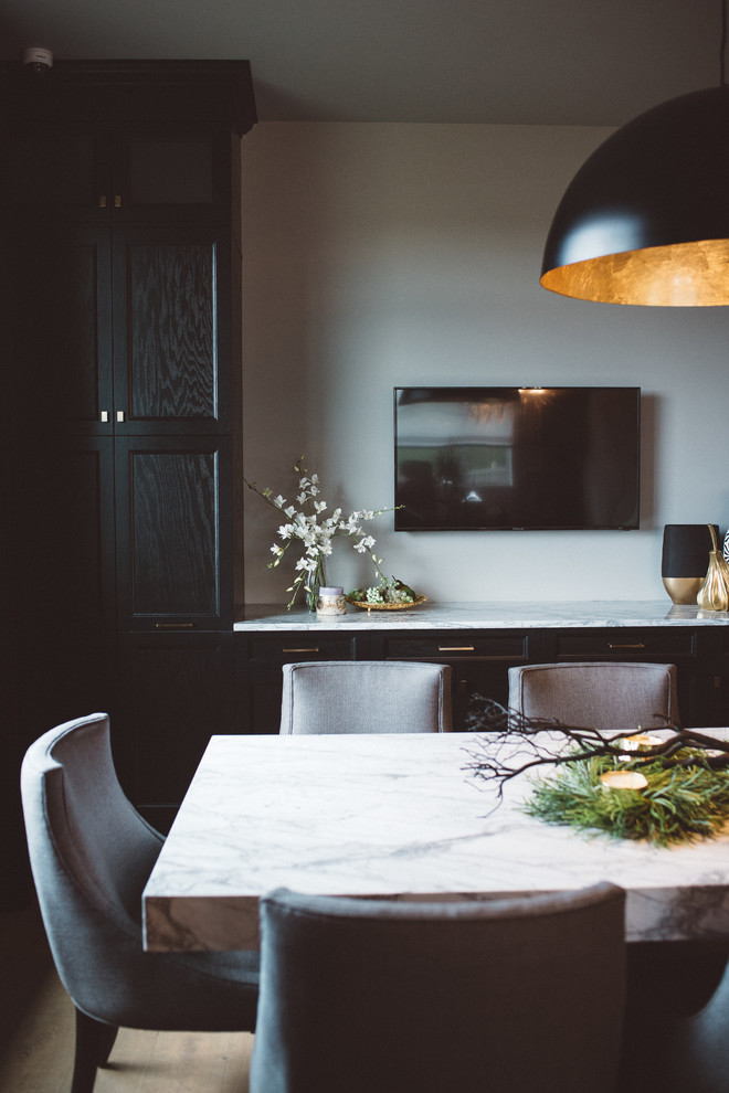 Aménagement d'une salle à manger ouverte sur la cuisine moderne de taille moyenne avec un mur gris, un sol en bois brun et un sol marron.