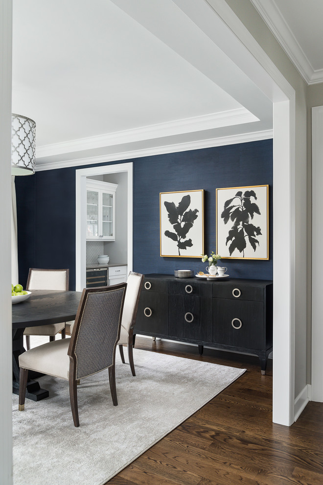 Источник вдохновения для домашнего уюта: отдельная столовая в стиле кантри с синими стенами, паркетным полом среднего тона и коричневым полом