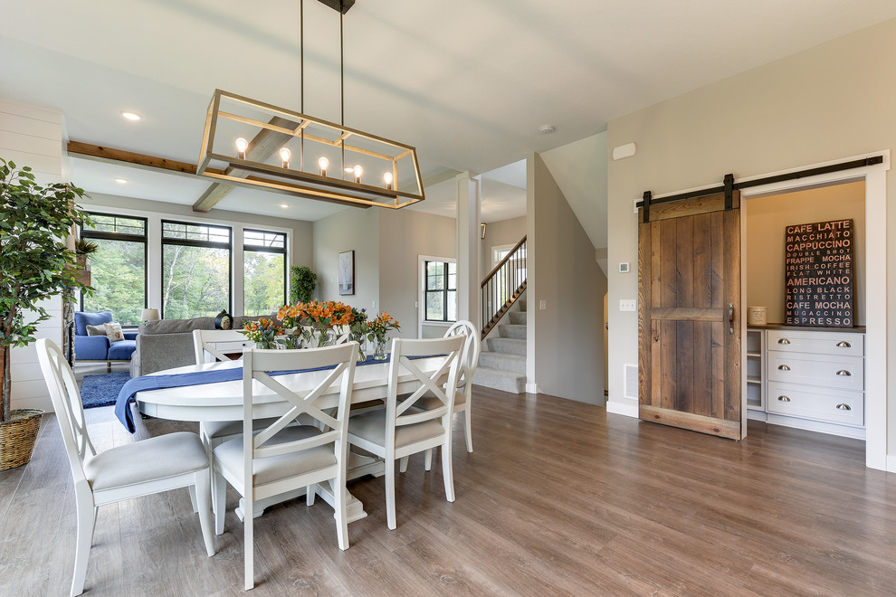 Imagen de comedor de estilo de casa de campo con paredes beige, suelo de madera en tonos medios y suelo marrón