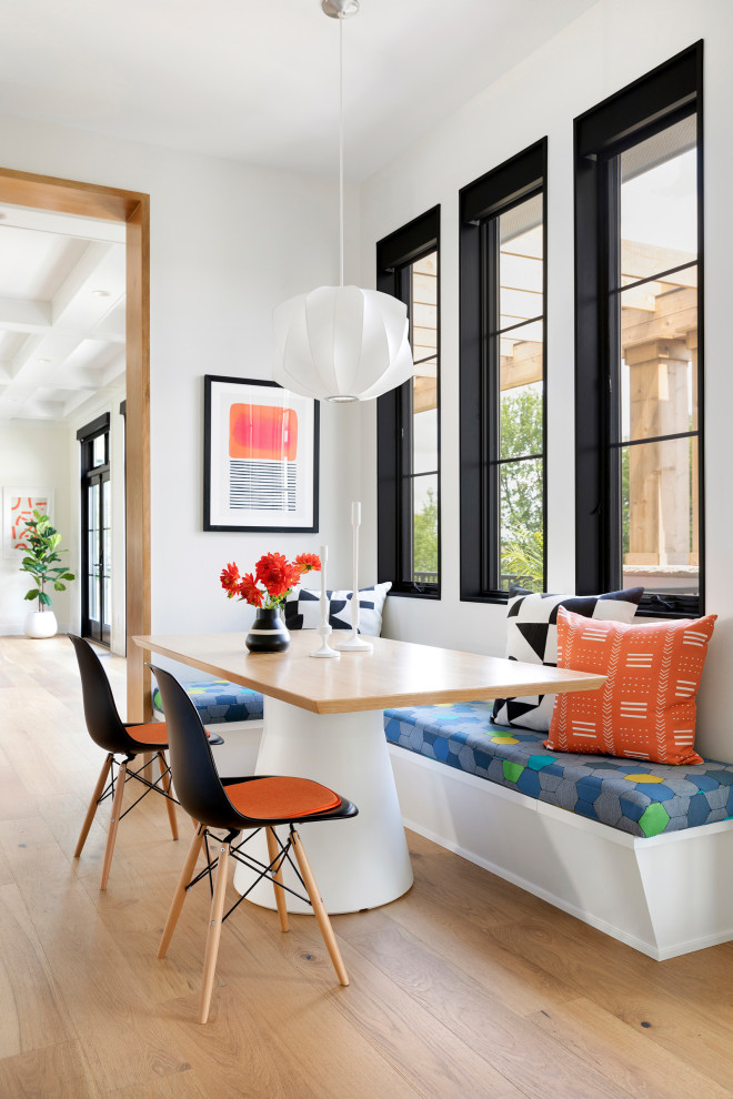 Idee per un grande angolo colazione design con pavimento marrone, pareti bianche e pavimento in legno massello medio