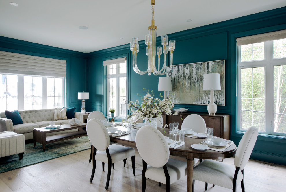 Idee per una grande sala da pranzo chic con pareti blu e parquet chiaro