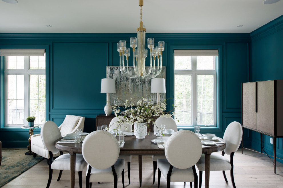 Idée de décoration pour une grande salle à manger ouverte sur le salon tradition avec un mur bleu, parquet clair, aucune cheminée et un sol beige.
